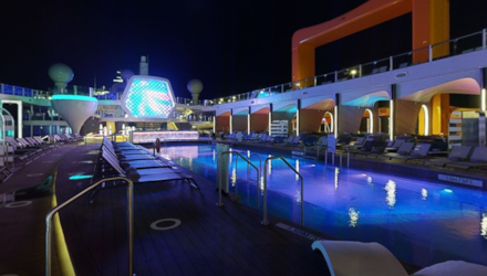 BUITEN POOL OP DE CELEBRITY CRUISES